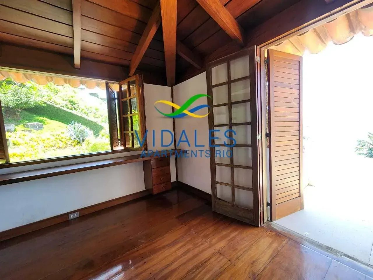 House with 4 bedrooms and 5 bathrooms plus outdoor areas — photo 23