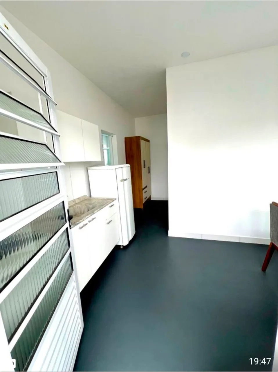 Furnished studio flat with 1 bedroom and gas kitchenette — photo 10