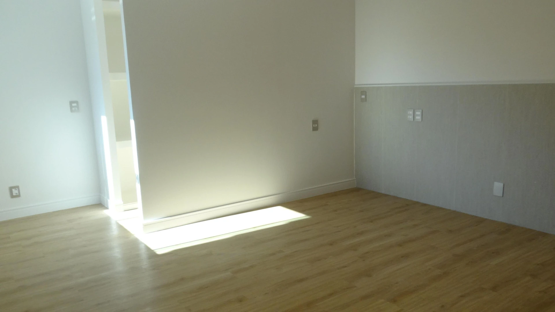 Casa de 384 m² com janelas do piso ao teto e varanda gourmet — photo 129