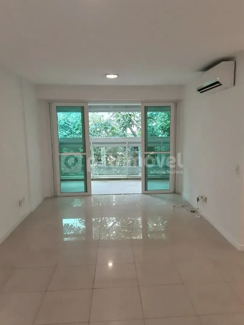 Apartamento de 3 quartos com varanda envidraçada, Leblon