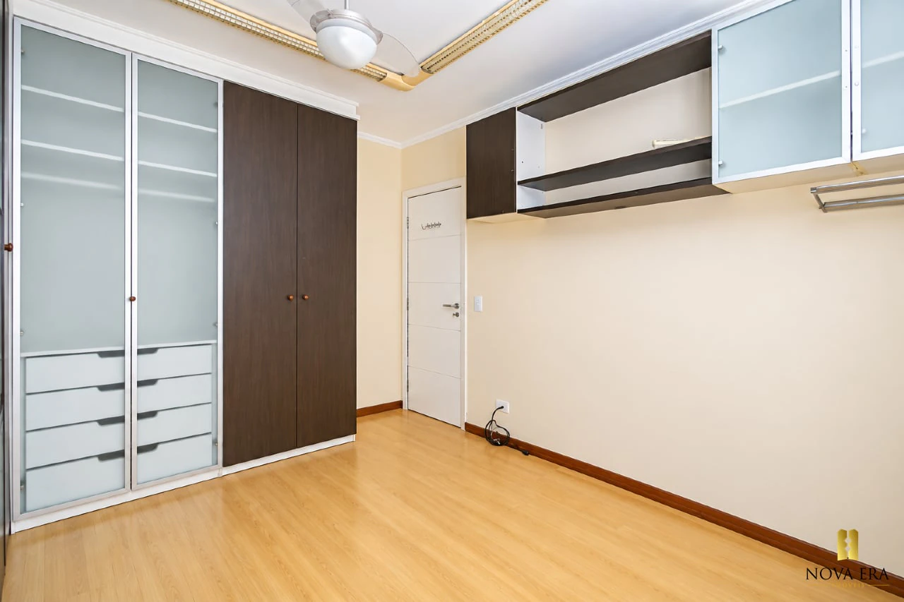 Glass-enclosed balcony in a 3-bedroom apartment, 124 m² — photo 3