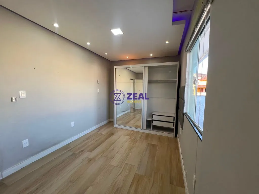 Casa de 280 m² com janelas do piso ao teto e varanda gourmet — photo 23