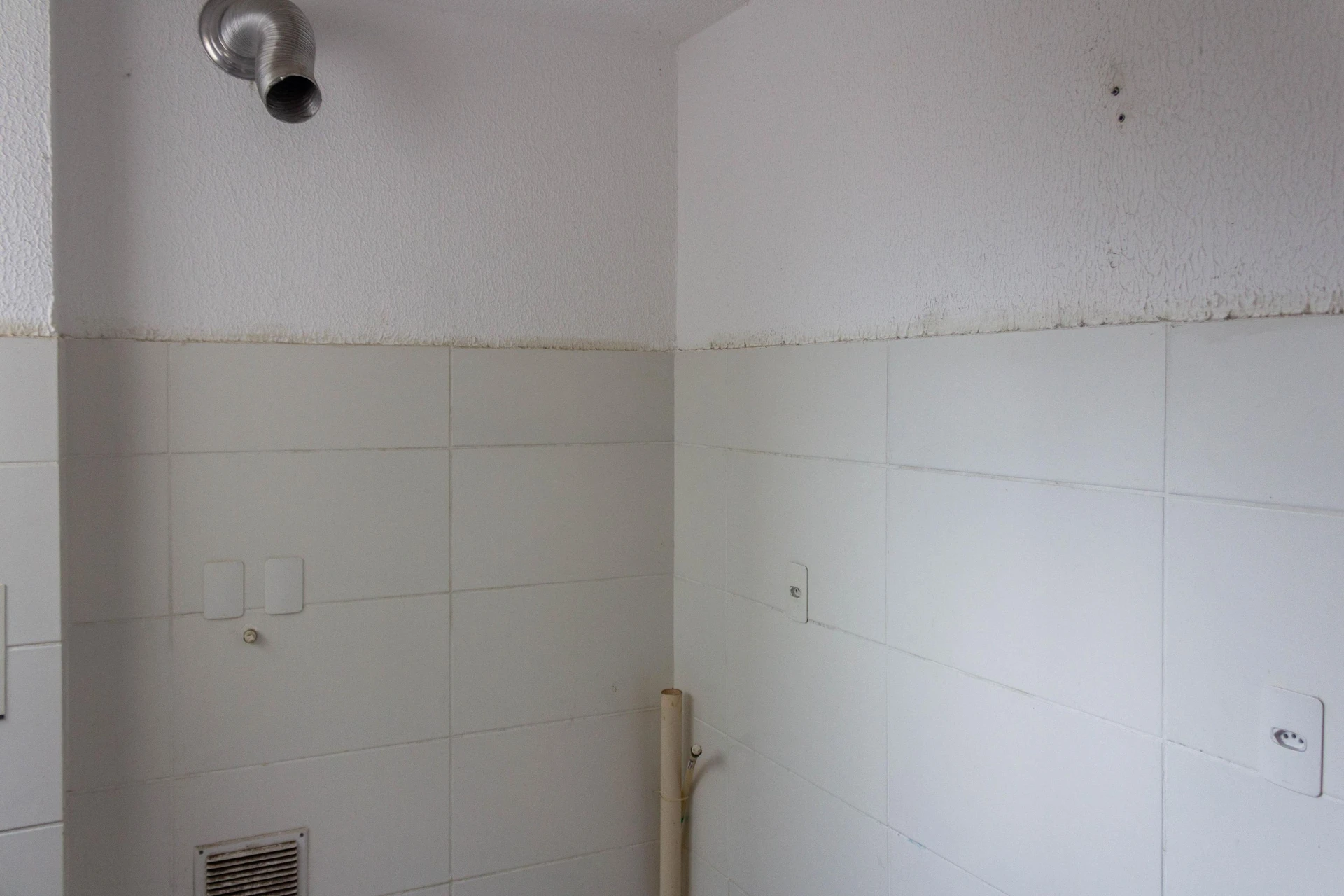 2-bedroom apartment in a building with a pool — photo 25