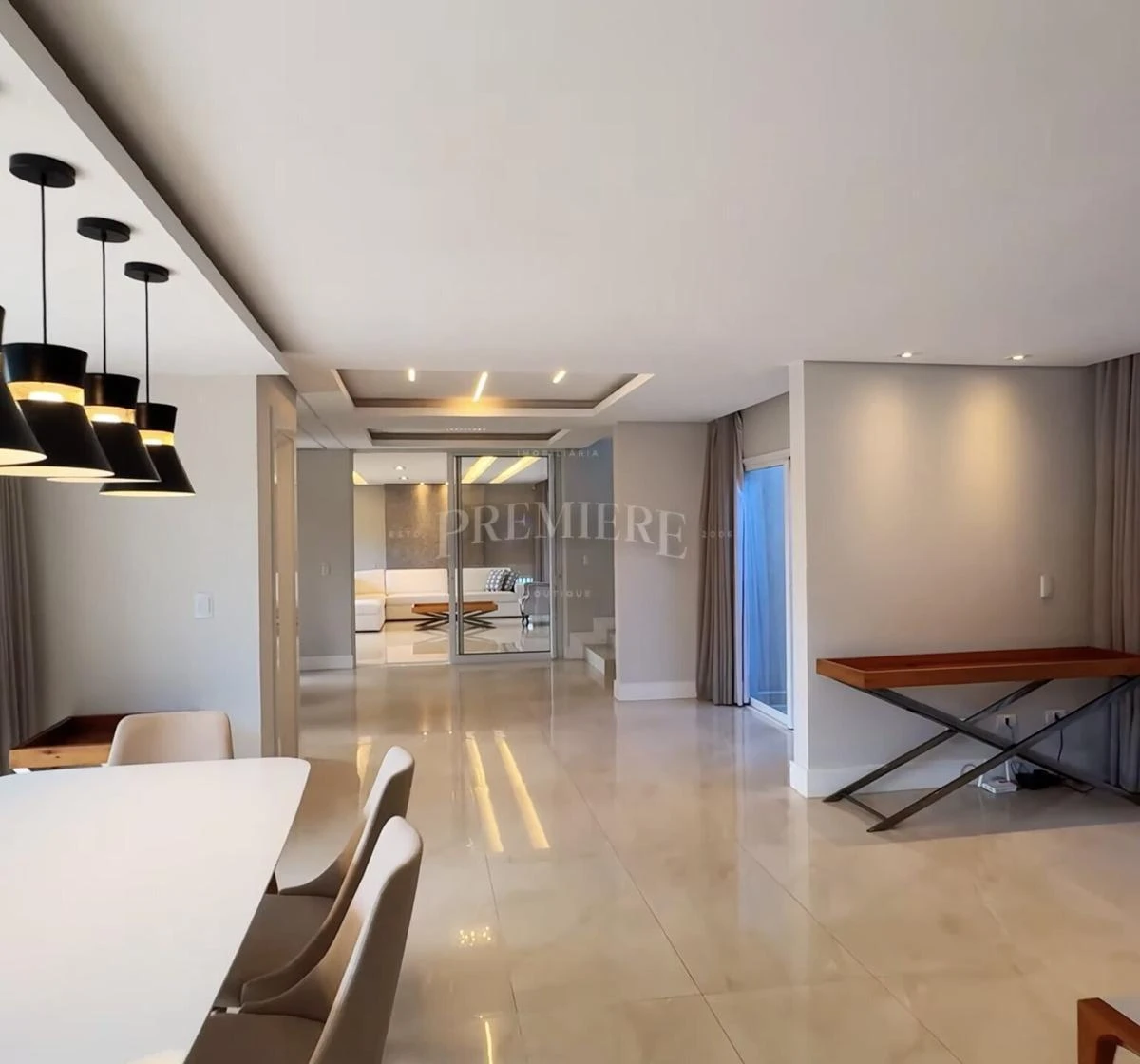 4-bedroom house with a glass-enclosed balcony in Curitiba — photo 18