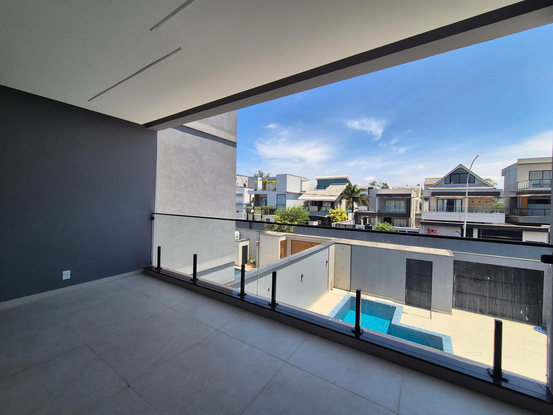 Ventanales de piso a techo y 5 dormitorios: casa de 403 m² — photo 24