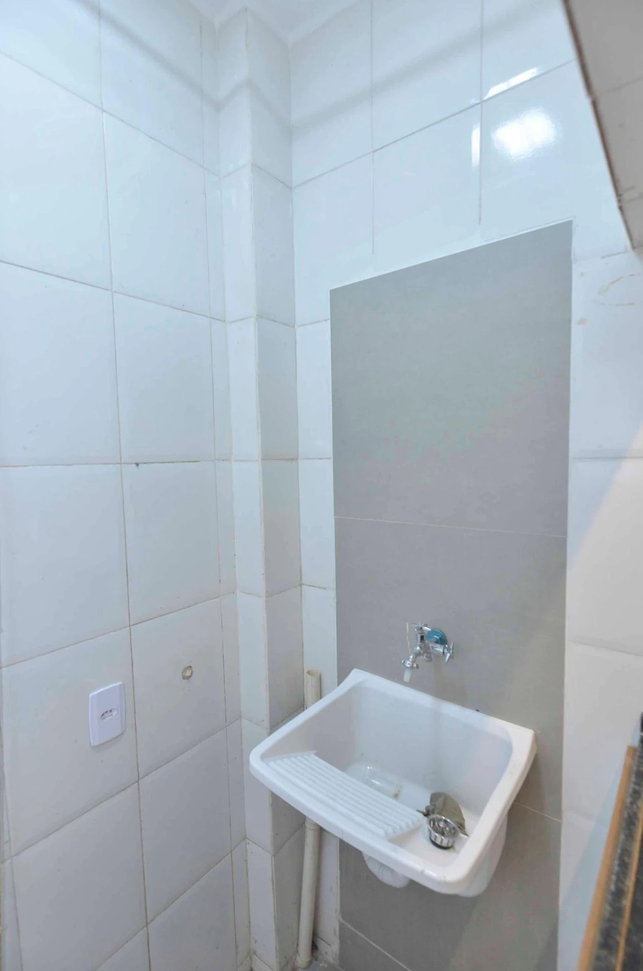 One-bedroom apartment with wood or laminate floors — photo 17