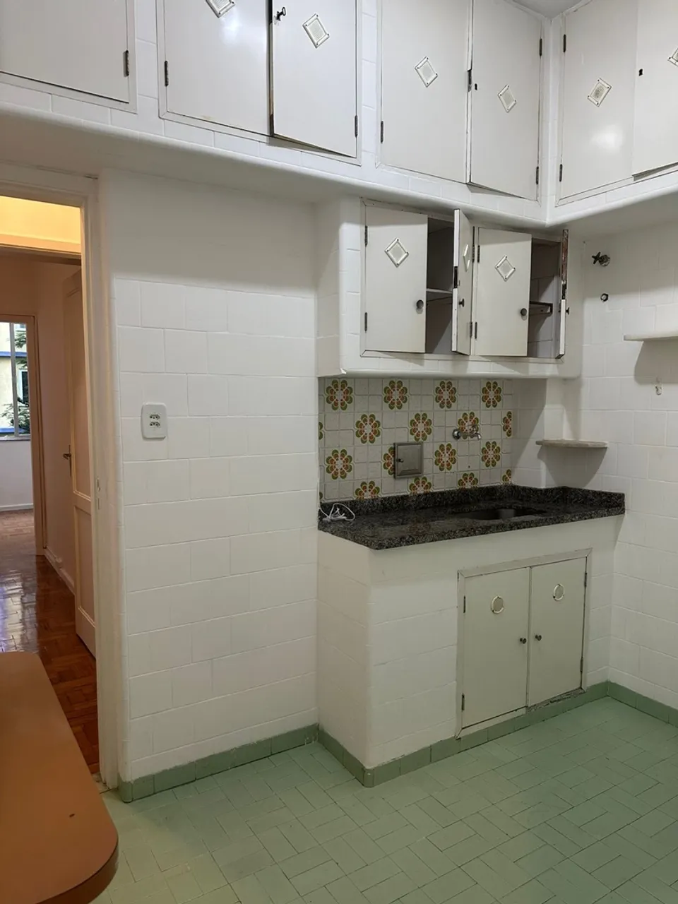 2-bedroom apartment with wood or laminate floors — photo 2