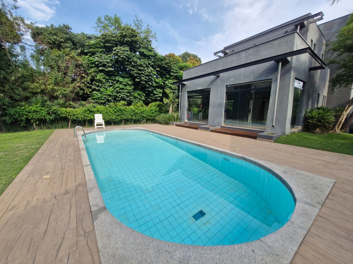 Private pool in a 4-bedroom house, 580 m²