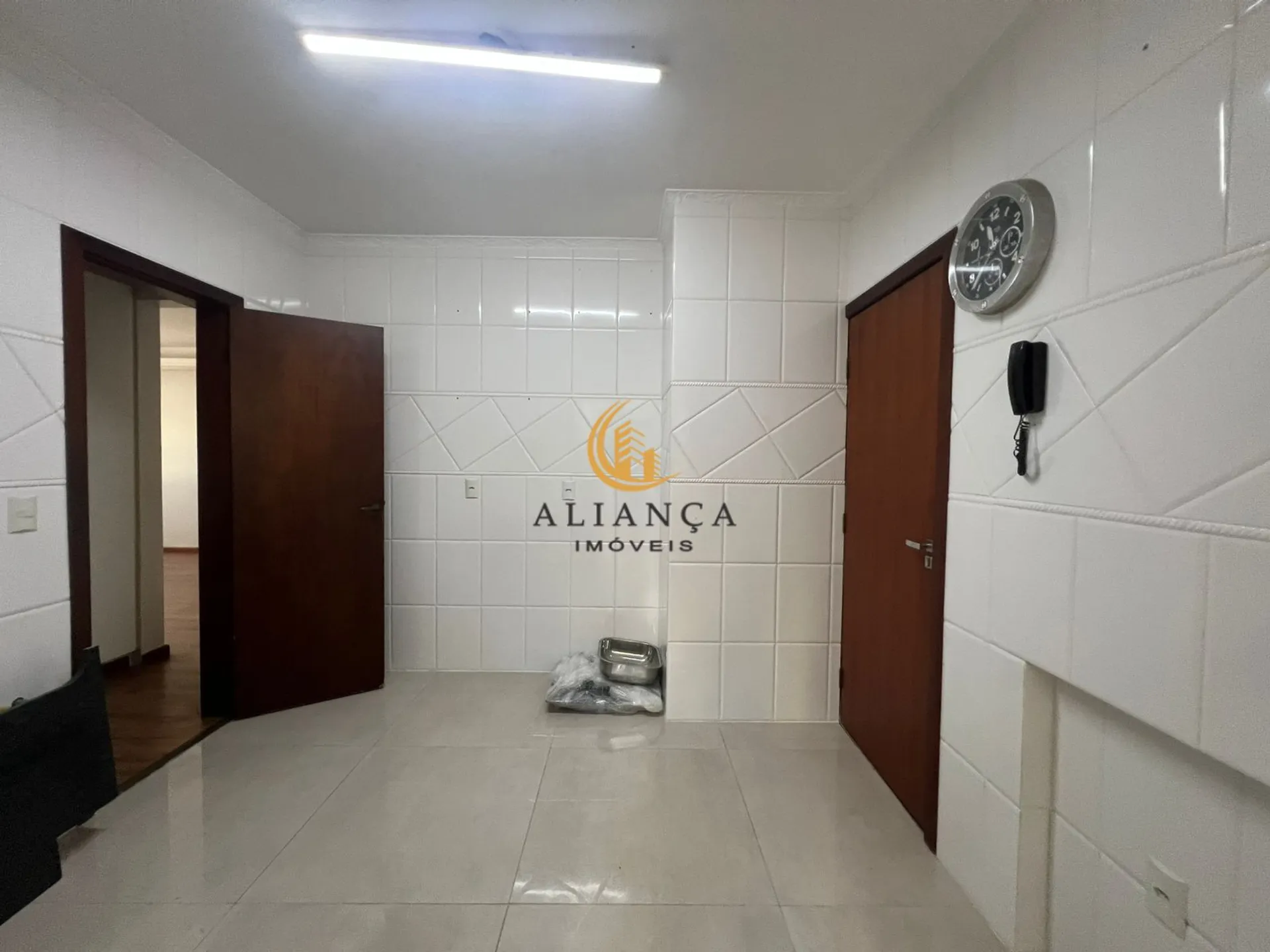 4-bedroom apartment with a working washing machine — photo 4