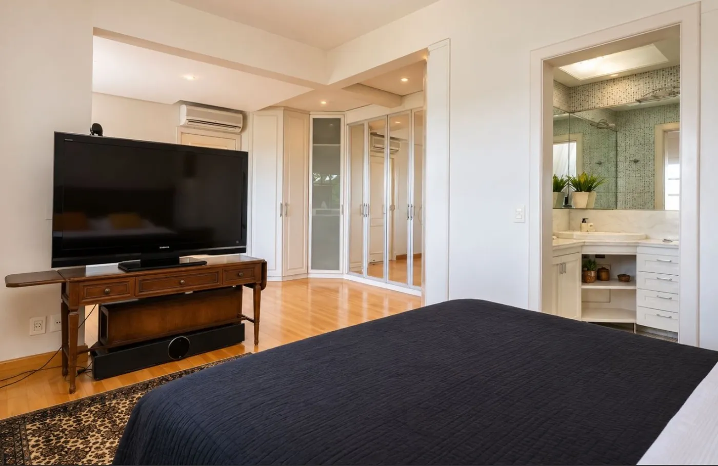 Furnished house, 660 m², with a water view — photo 14
