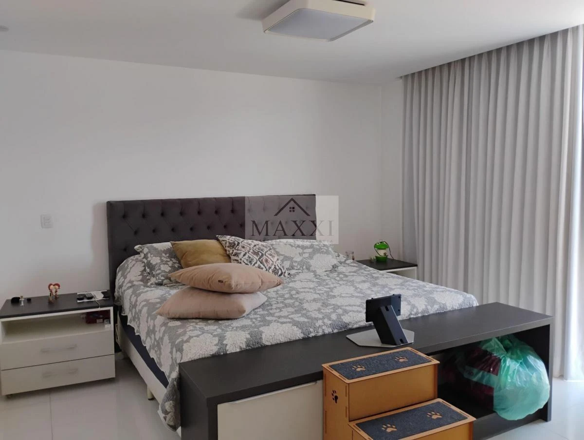 290 m² house with 3 en-suite bedrooms and glass balcony — photo 10