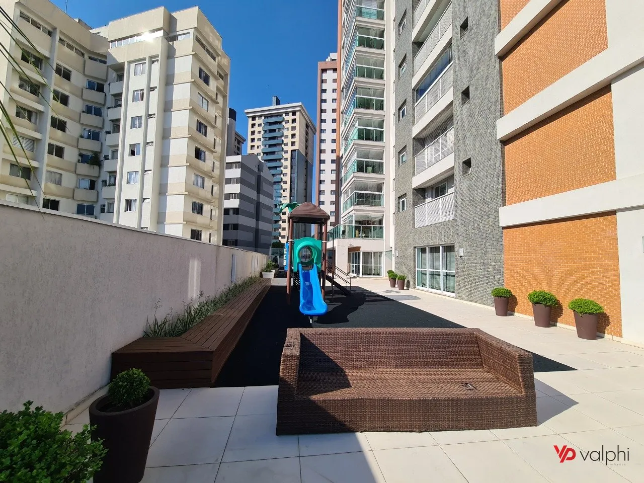 Furnished 2-bedroom apartment with enclosed balcony — photo 64