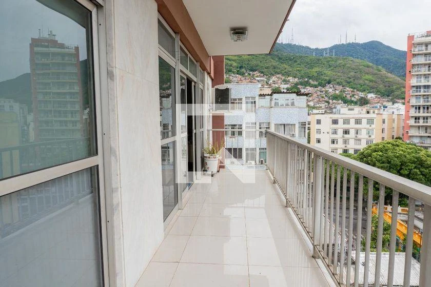 Furnished apartment with 4 bedrooms and 200 m² — photo 36