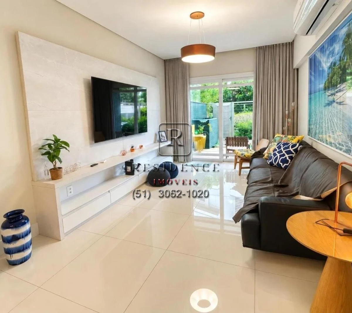Balcony with a grill in a 2-bedroom apartment, 172 m² — photo 11