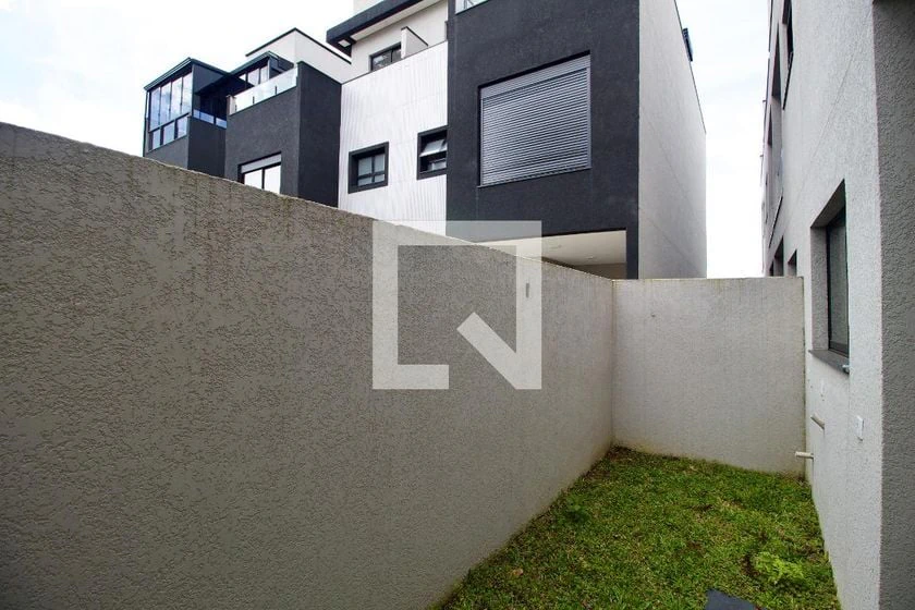 4-bedroom house with a garden — photo 11