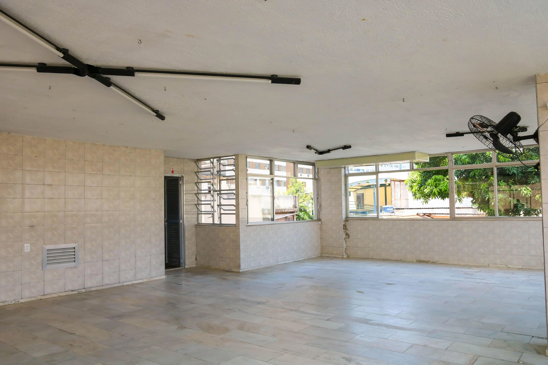 Apartment with 2 bedrooms and an enclosed glass balcony — photo 8