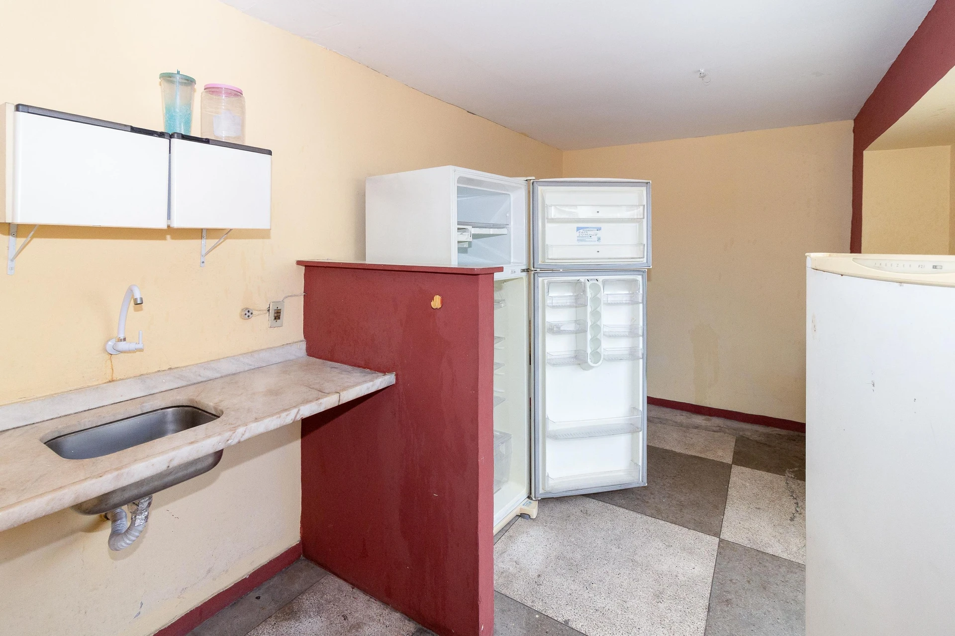 Furnished 3-bedroom apartment with balcony — photo 28