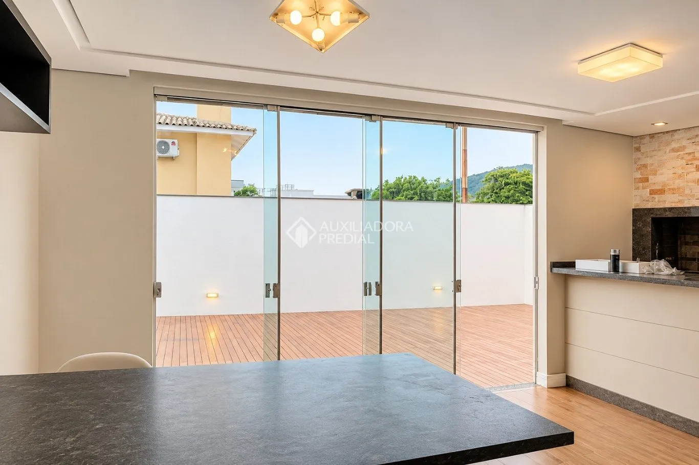 Bathtub in a 4-bedroom house, 280 m² — photo 16