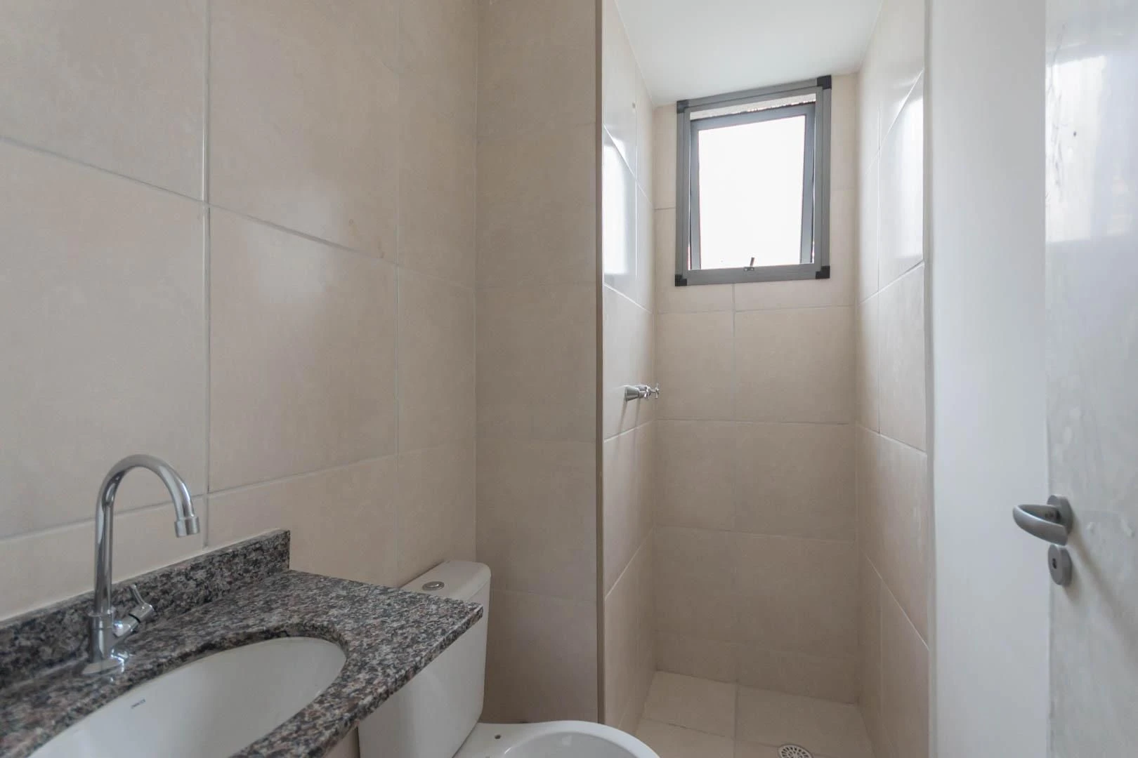 2-bedroom apartment with a suite and a glass balcony — photo 28