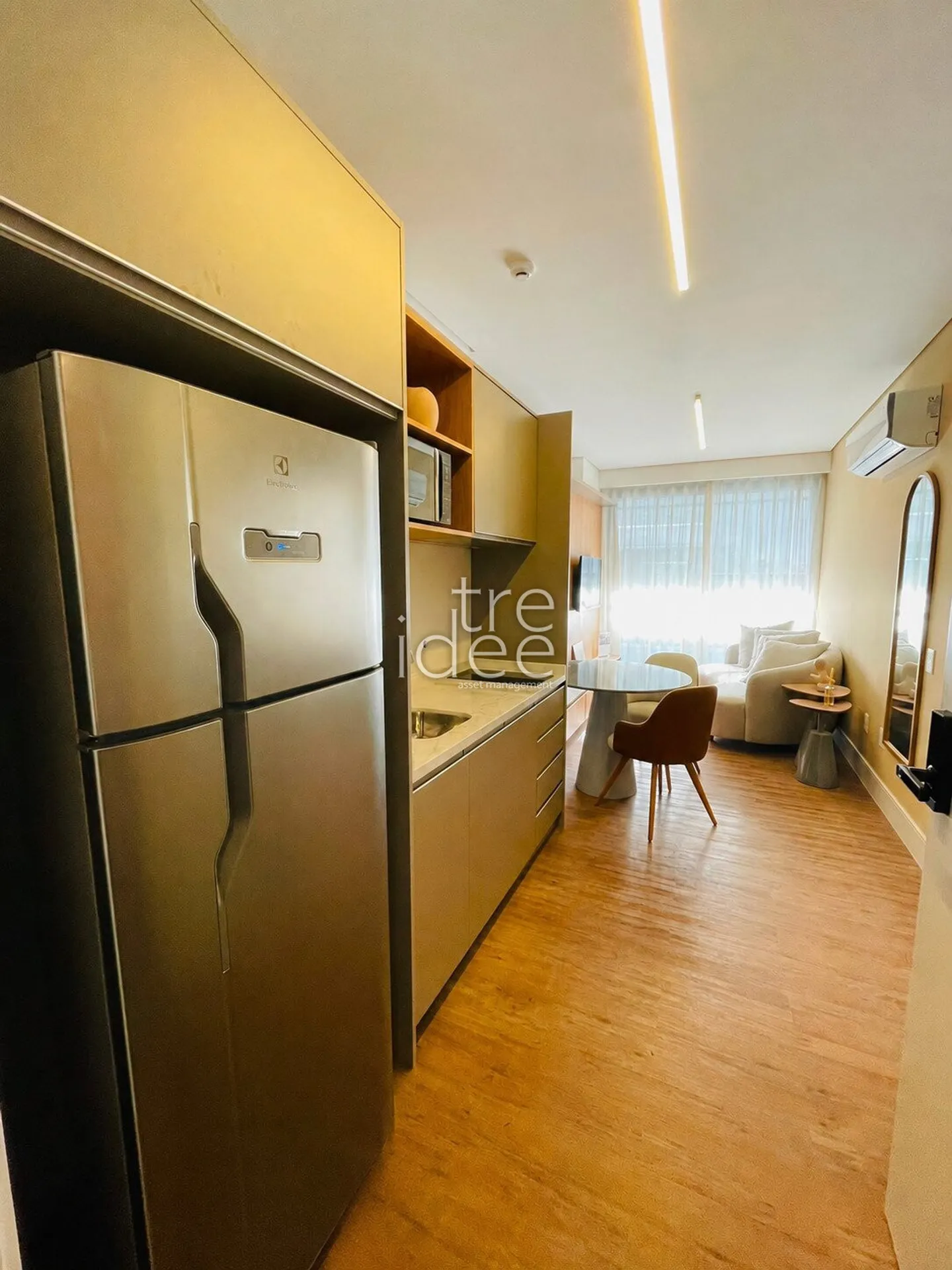 Furnished 1-bedroom apartment with an open-plan kitchen — photo 2