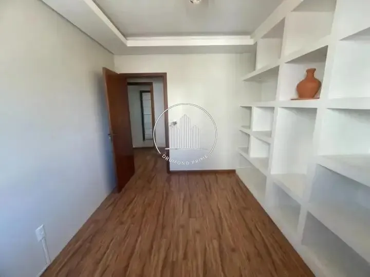4-bedroom apartment in a building with a pool — photo 11
