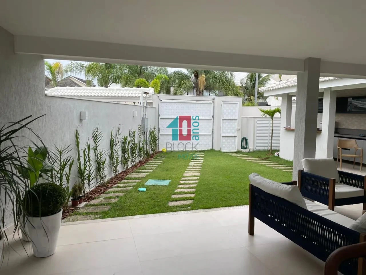 Balcony with a grill in a 5-bedroom house, 278 m² — photo 18