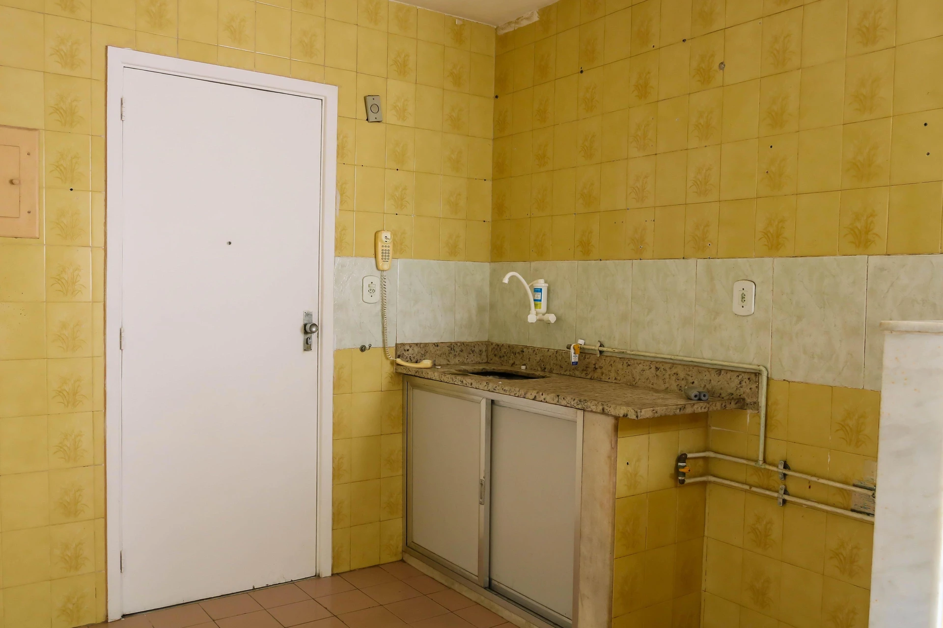 Apartment with 2 bedrooms and an enclosed glass balcony — photo 7