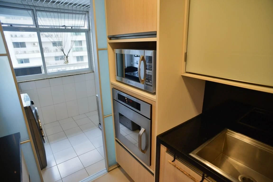 3-bedroom apartment with a glass-enclosed balcony — photo 36
