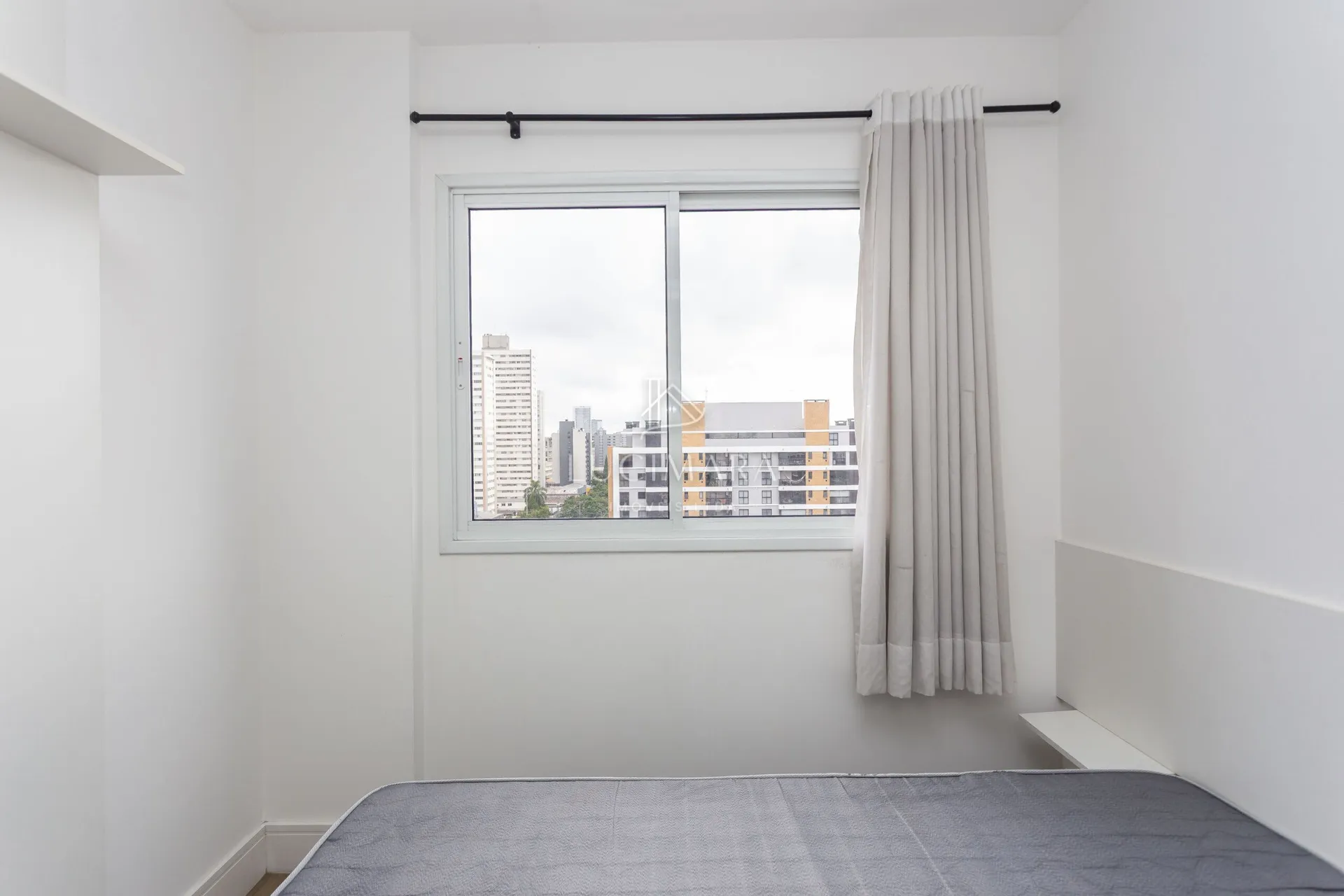 Furnished 1-bedroom apartment with open-plan kitchen — photo 8