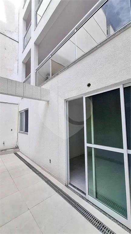 Glass-enclosed balcony in a one-bedroom apartment, 68 m² — photo 3