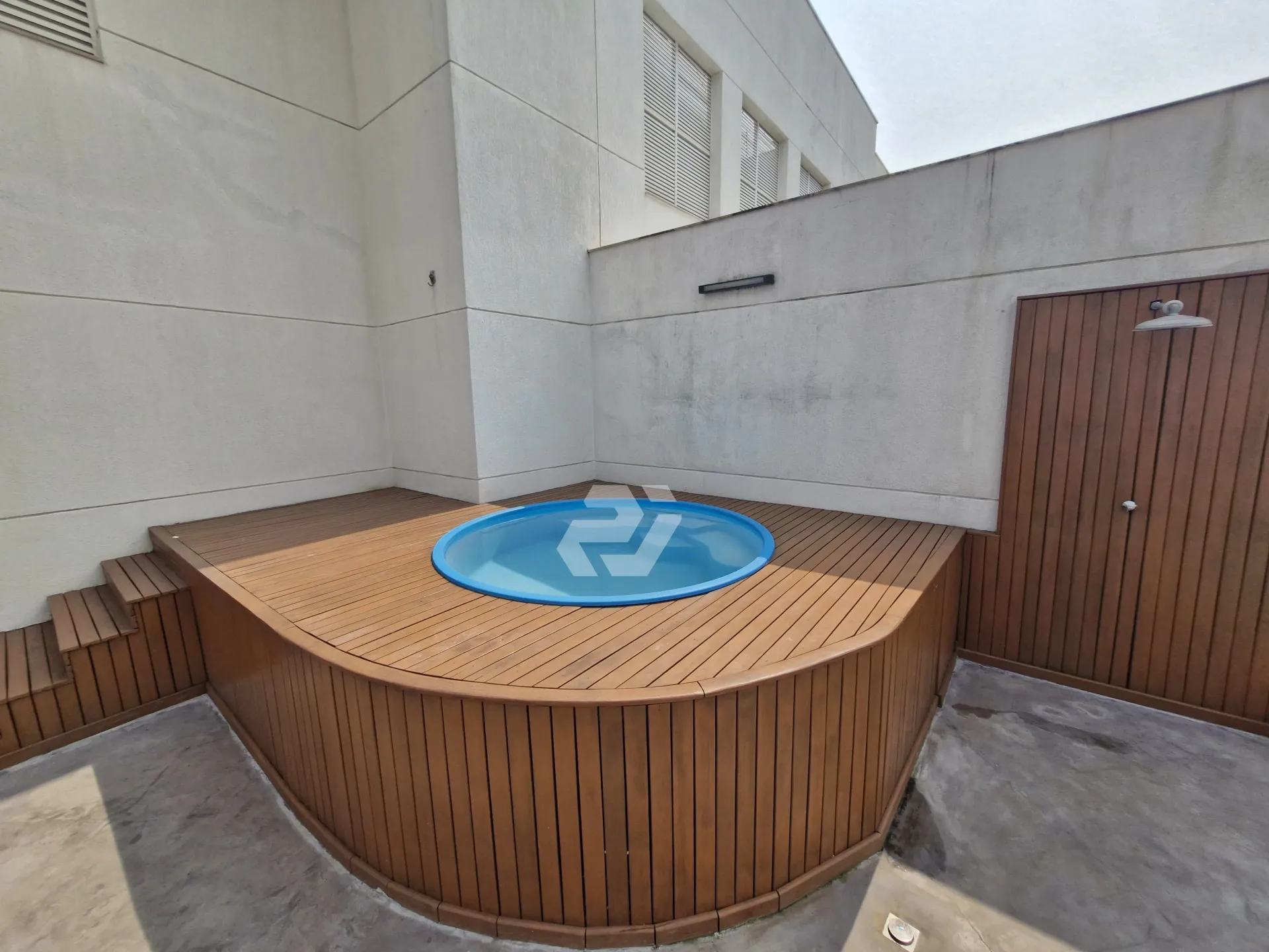Furnished 4-bedroom apartment with building pool — photo 51
