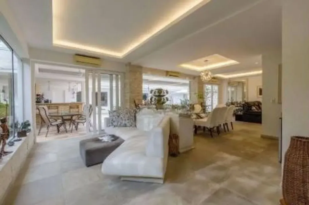 Furnished house with 6 bedrooms and 9 bathrooms
