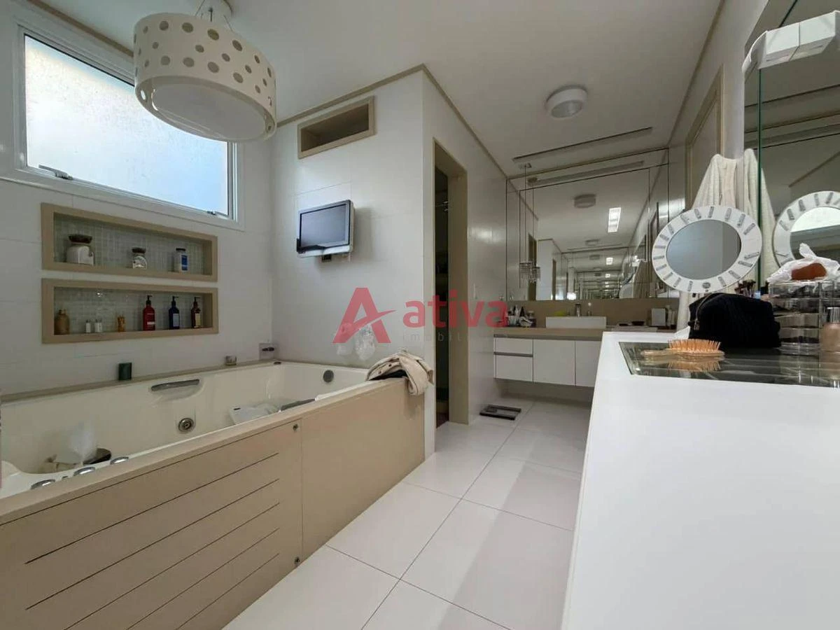 4-bedroom apartment with a glass-enclosed balcony — photo 29