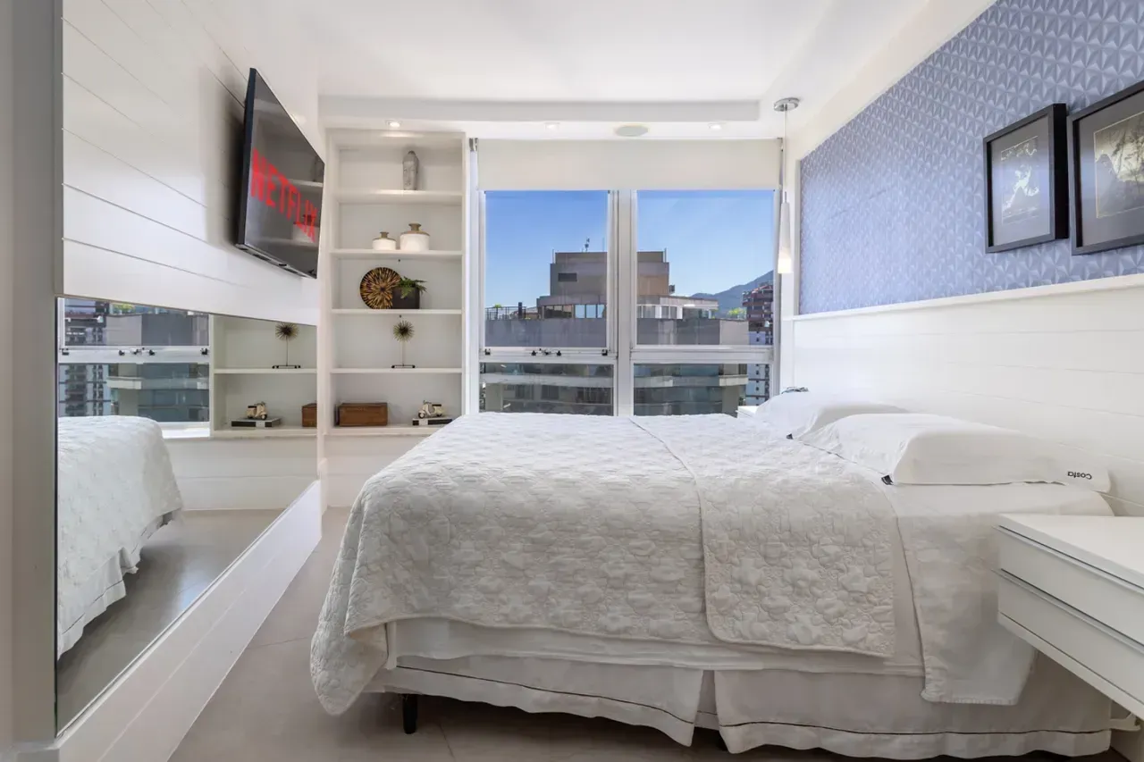 Furnished apartment with 2 bedrooms and water views — photo 22