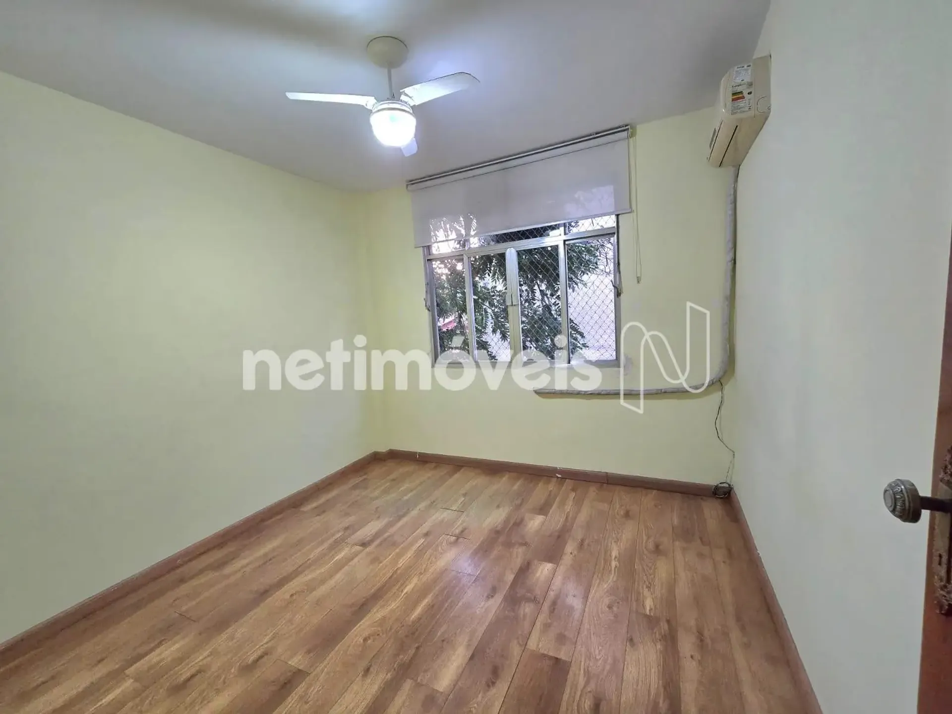 3-bedroom apartment with wood or laminate floors — photo 16