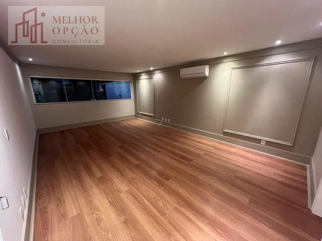 Будинок 650 м² з гардеробною та балконом із грилем — photo 13