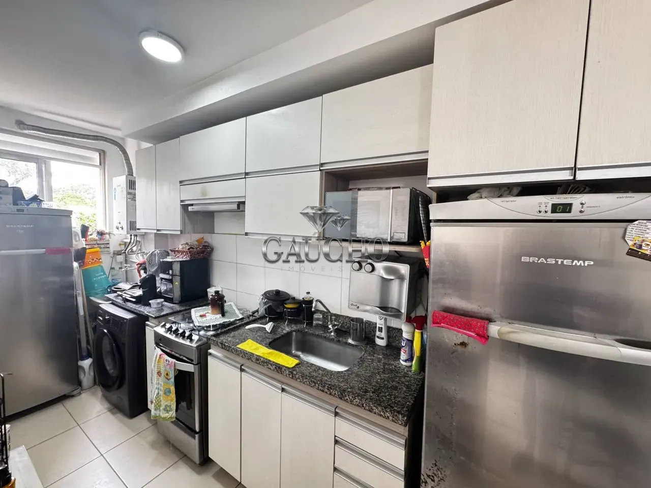 Apartamento de 3 quartos com cozinha aberta e fogão a gás