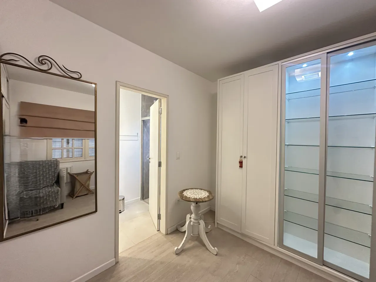 Casa de 320 m² com janelas do piso ao teto e lareira — photo 47