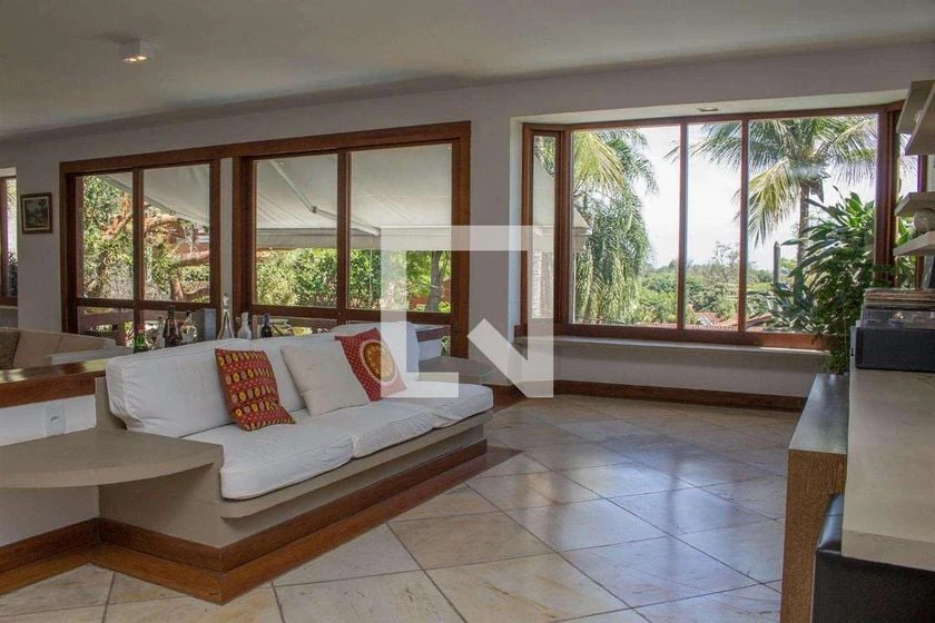 Furnished 611 m² house with 4 bedrooms and 4 parking