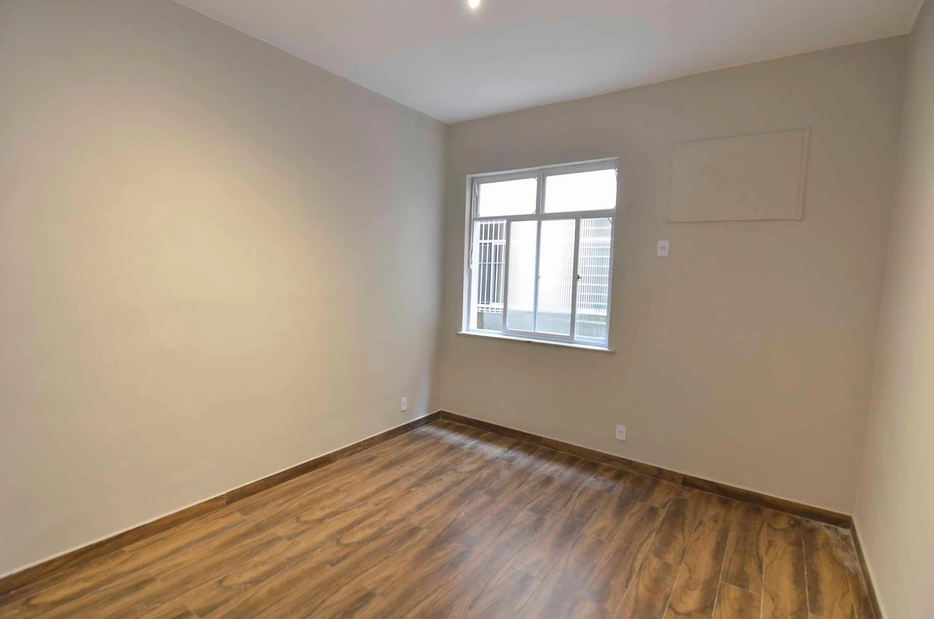 One-bedroom apartment with wood or laminate floors — photo 3