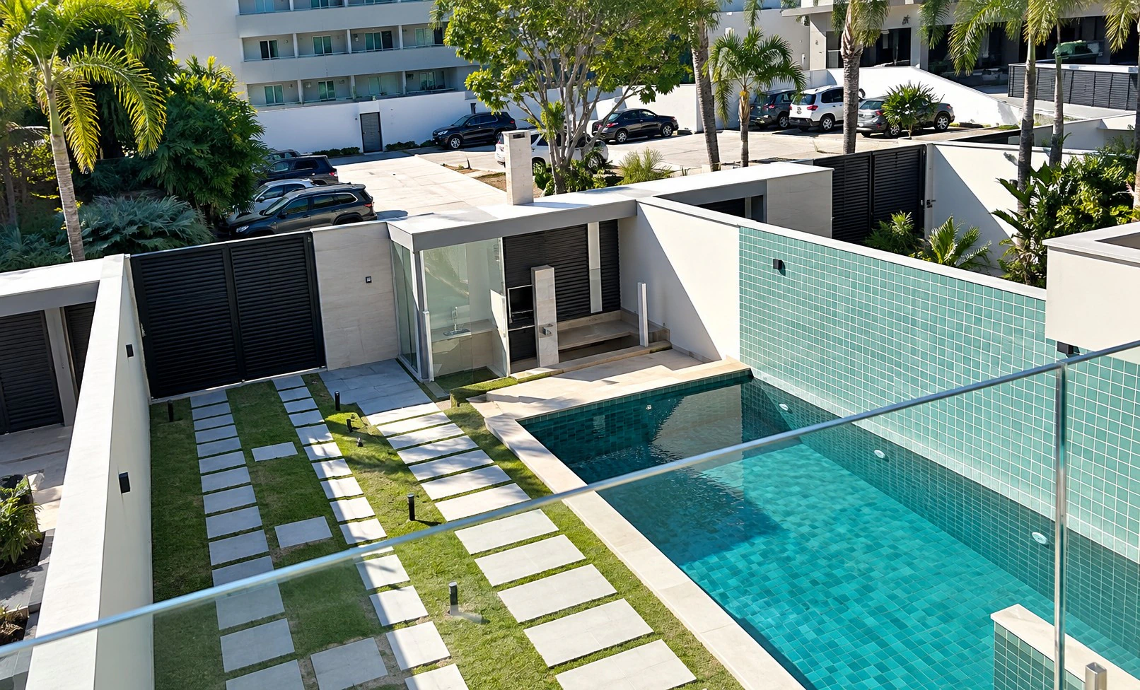 House with 5 en-suite bedrooms and a pool — photo 19