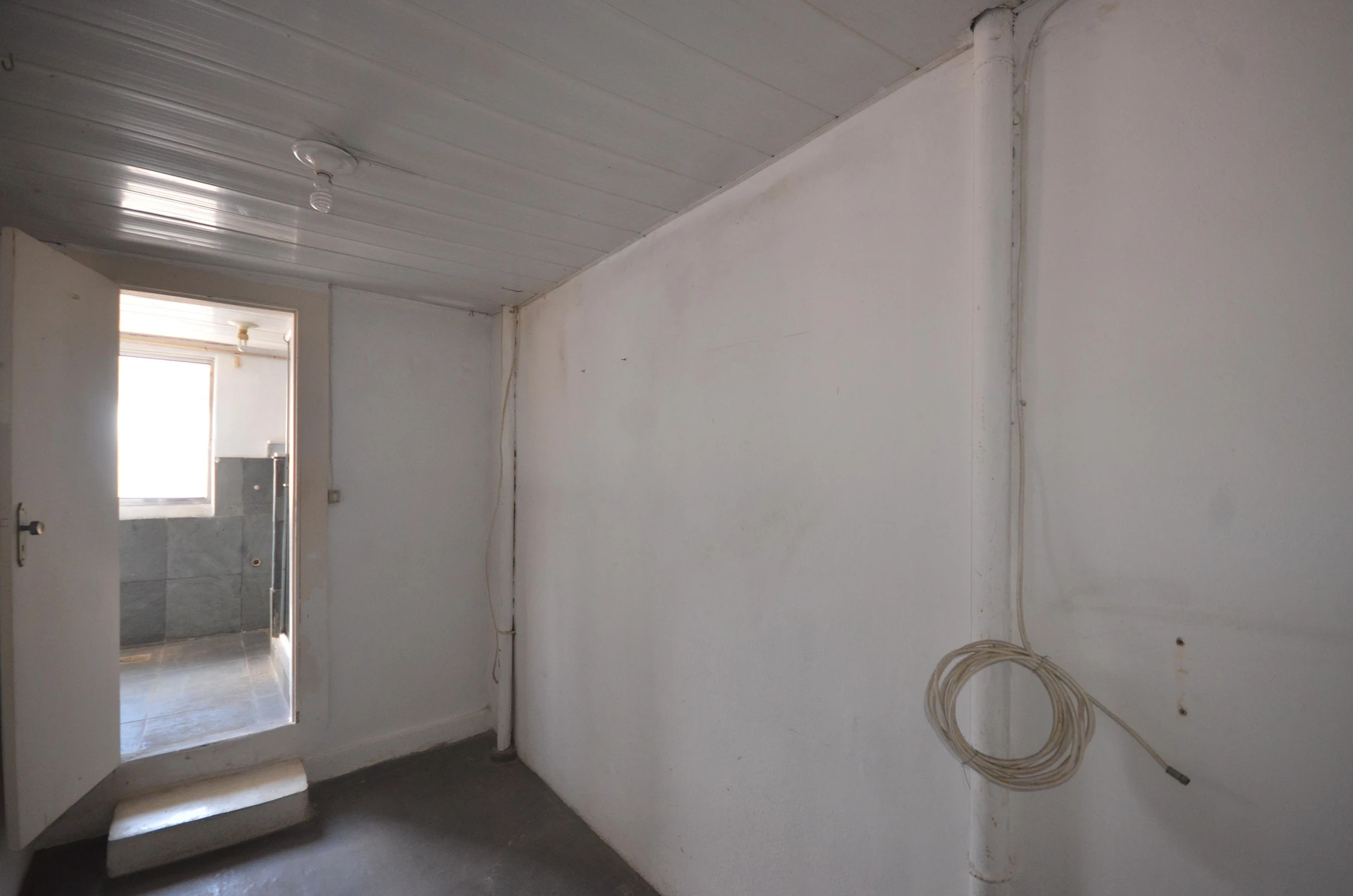 1-bedroom rental apartment with a compact kitchenette — photo 13