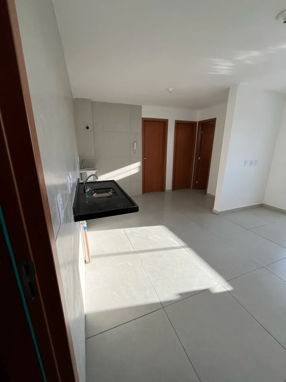Apartamento de 2 quartos em condomínio com piscina