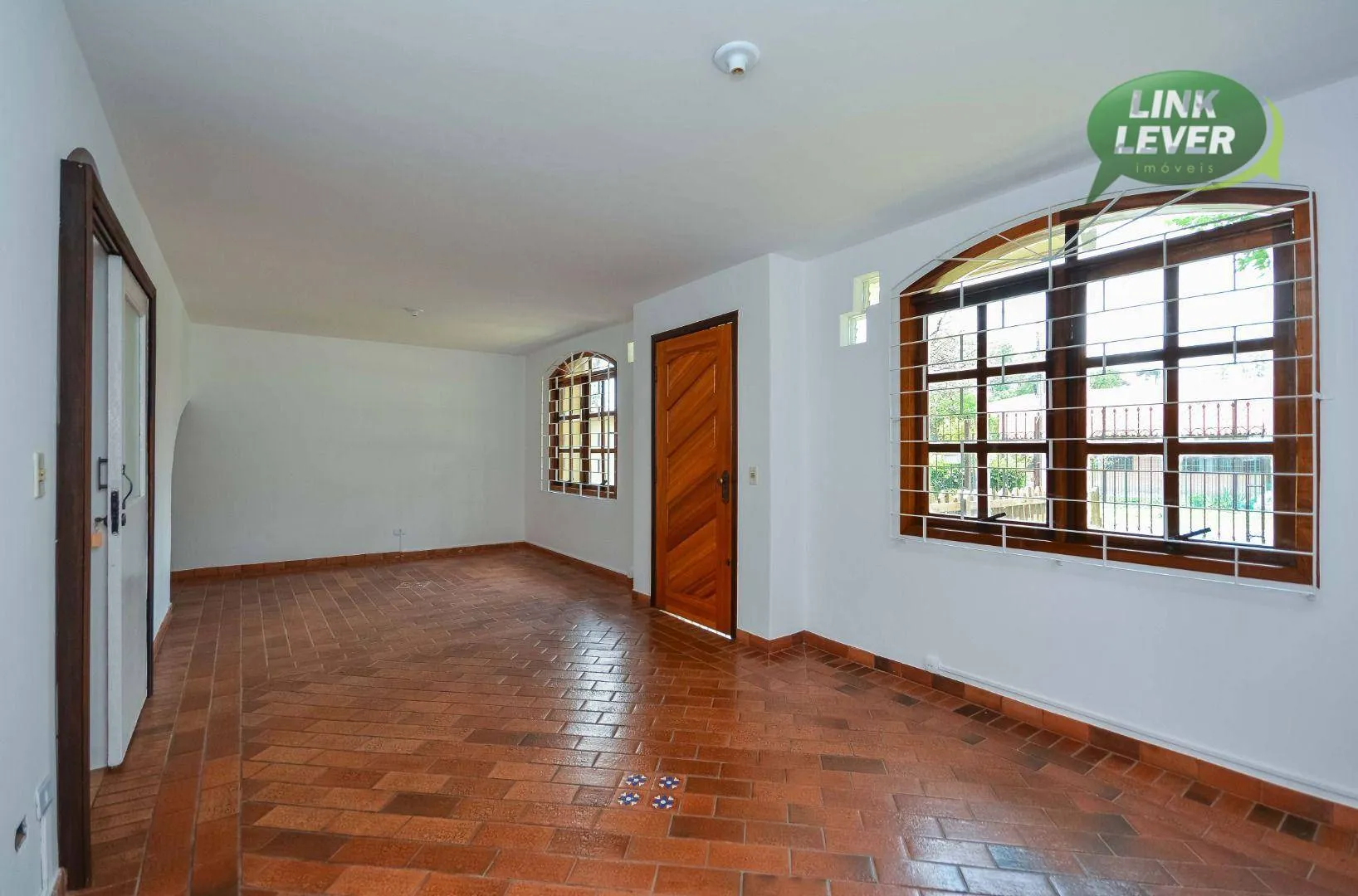 164 m² house with a fireplace and a grill on the balcony — photo 44