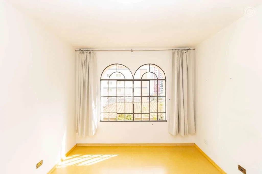 Wood or laminate floors in a 3-bedroom apartment, 107 m² — photo 12