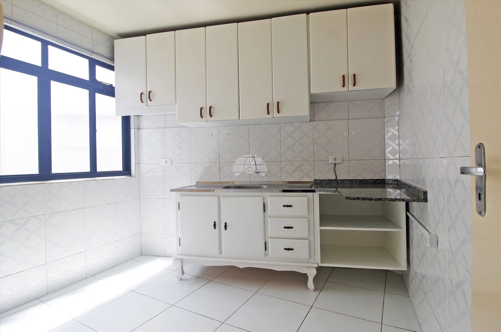 2-bedroom apartment with wood or laminate floors — photo 2