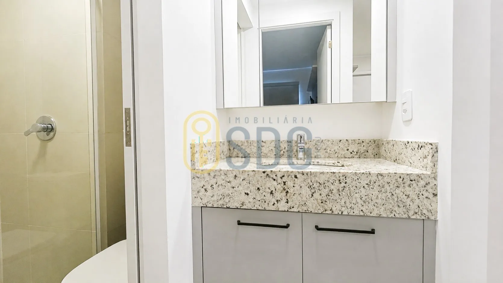 Furnished 1-bedroom apartment with glassed balcony — photo 21