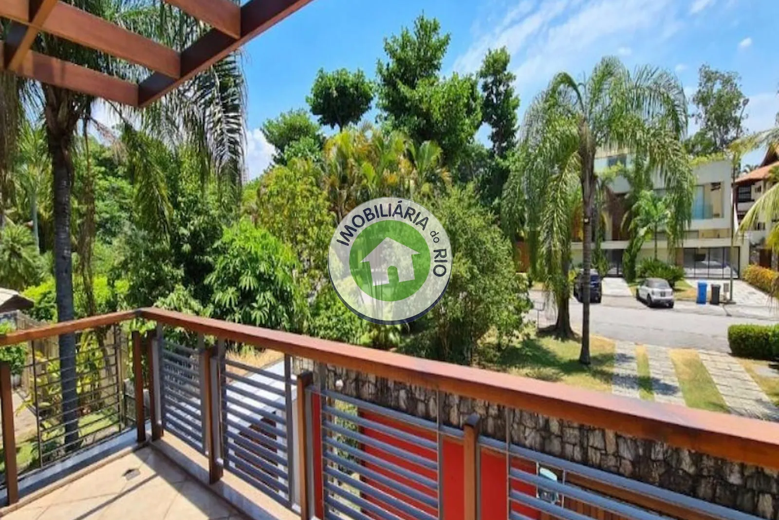 House with a balcony, 5 bedrooms and 5 bathrooms — photo 52
