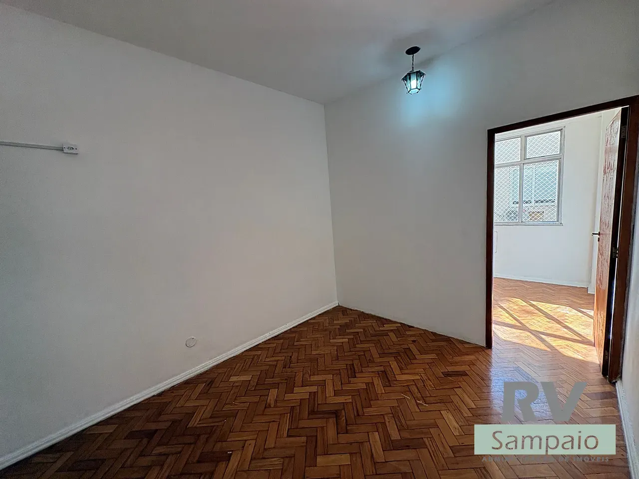 Wood or laminate floors in a one-bedroom apartment, 31 m² — photo 9