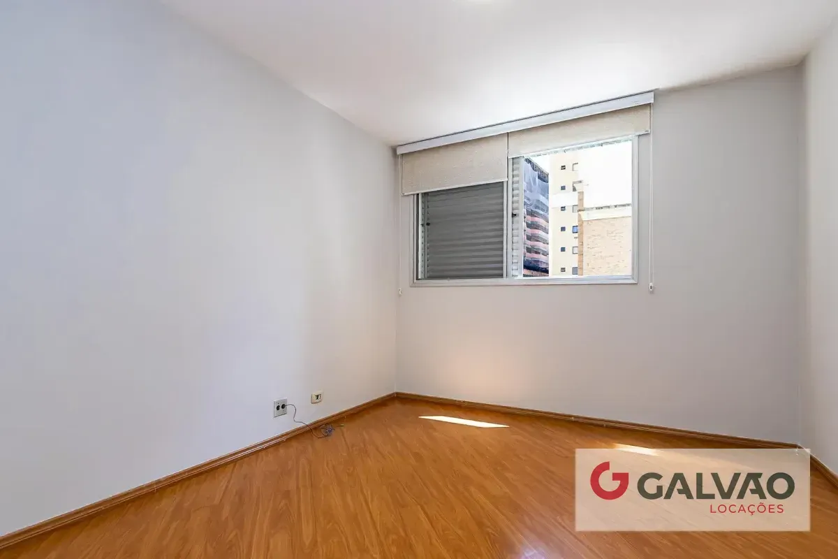 2-bedroom apartment with wood or laminate floors — photo 4